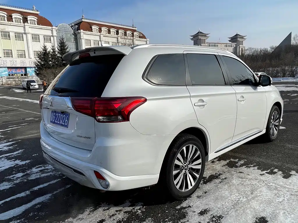 MITSUBISHI OUTLANDER