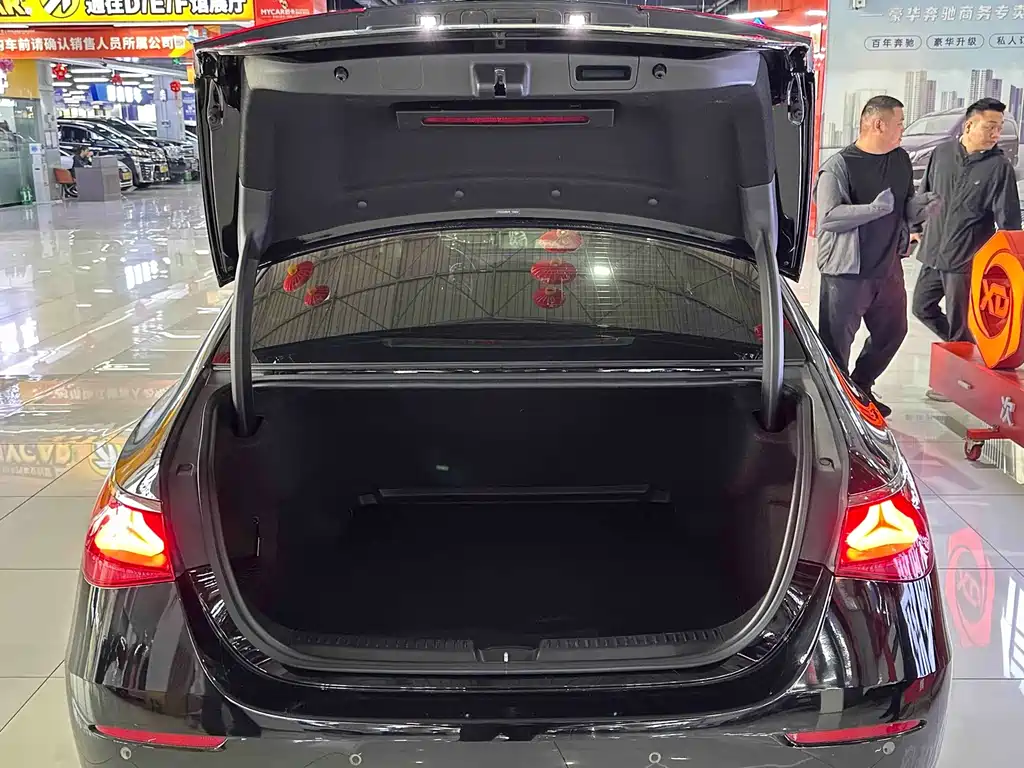 Mercedes-Benz E-Class — миниатюра 16