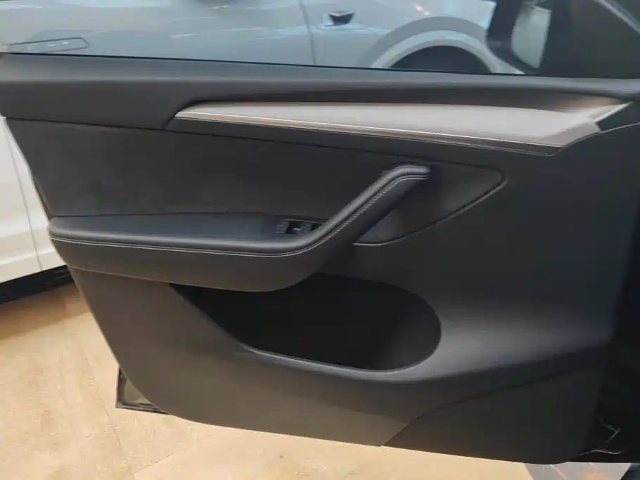 Tesla Model Y — миниатюра 7