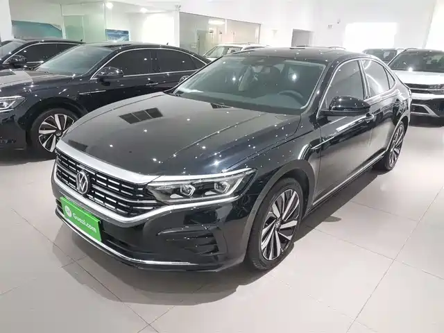 VOLKSWAGEN PASSAT 2024