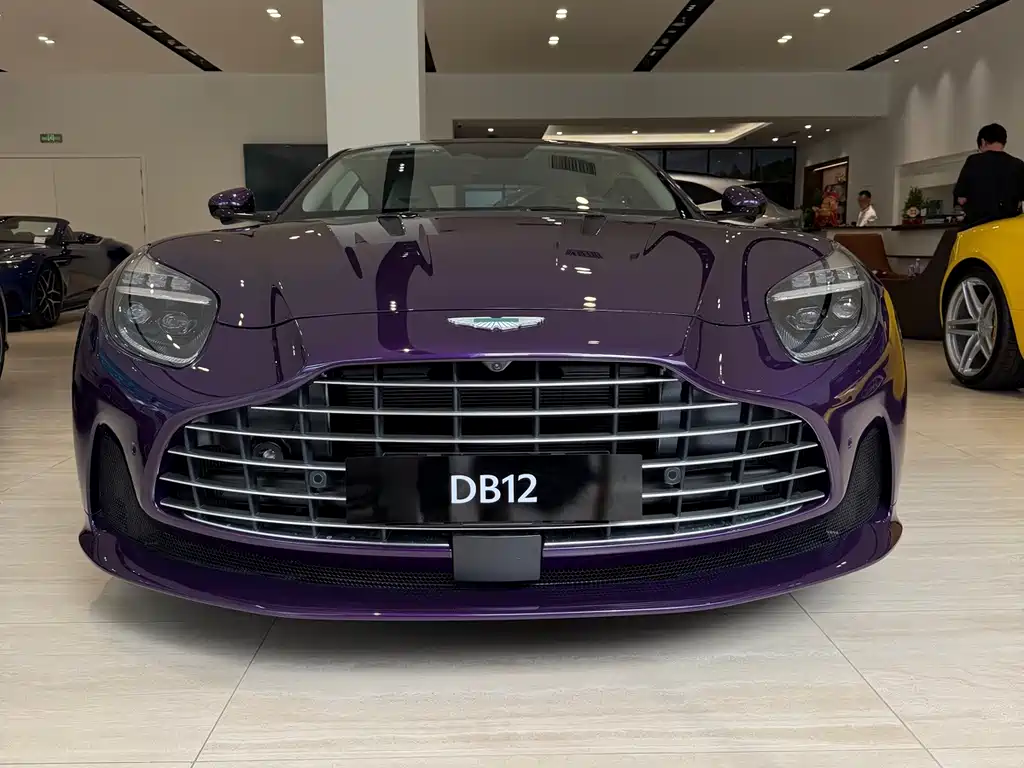 Aston Martin DB12 — миниатюра 2