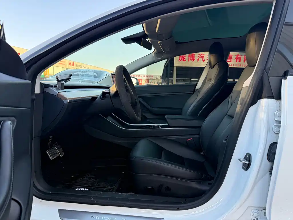 Tesla Model 3 — миниатюра 4