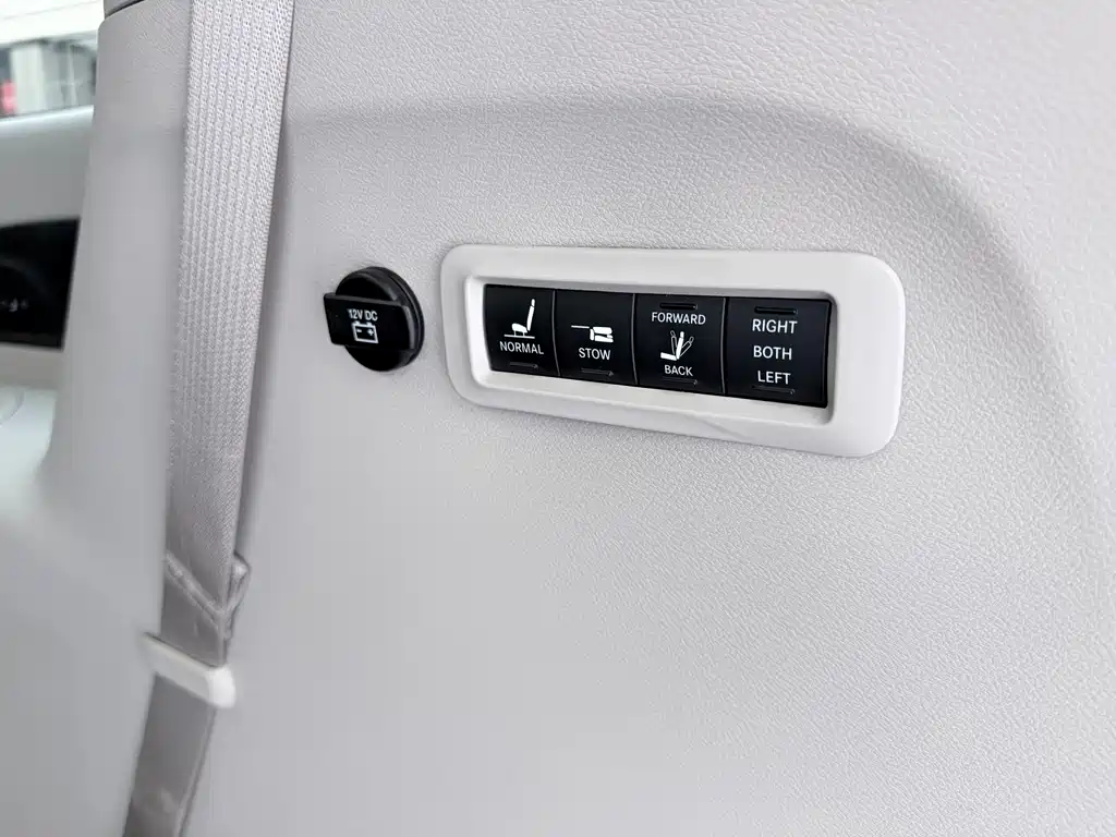 Chrysler Grand Voyager (Import) — миниатюра 16