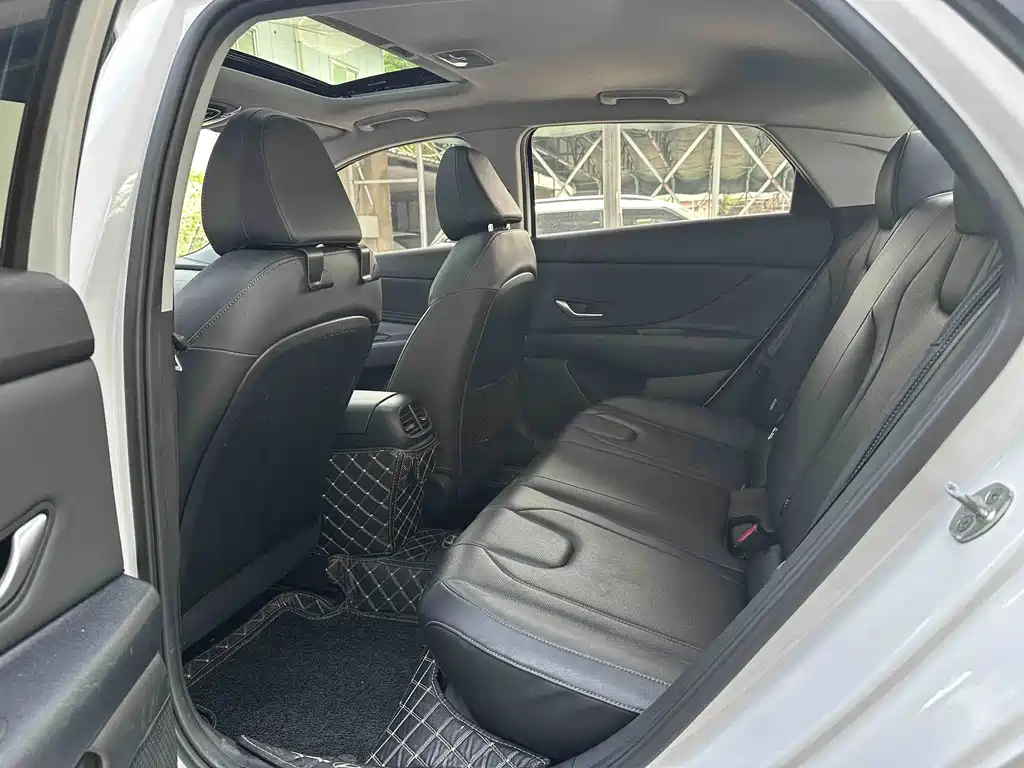 Hyundai Elantra — миниатюра 8