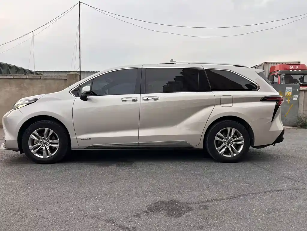 Toyota Sienna — миниатюра 4