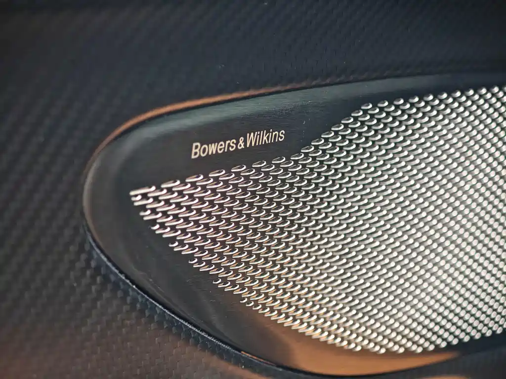 Aston Martin DB12 — миниатюра 14