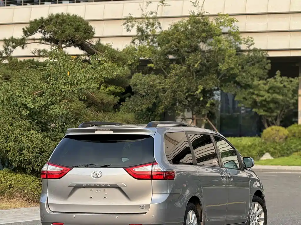 Toyota Sienna — миниатюра 21