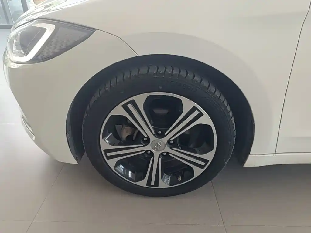 Hyundai Elantra — миниатюра 23