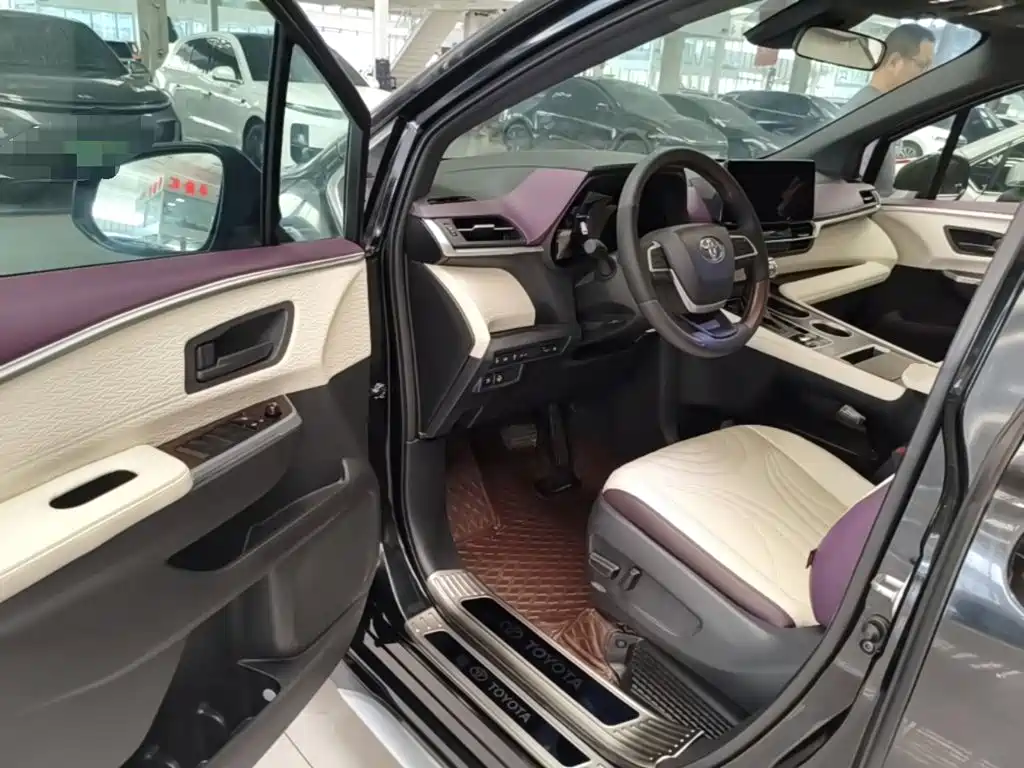 Toyota Granvia — миниатюра 12