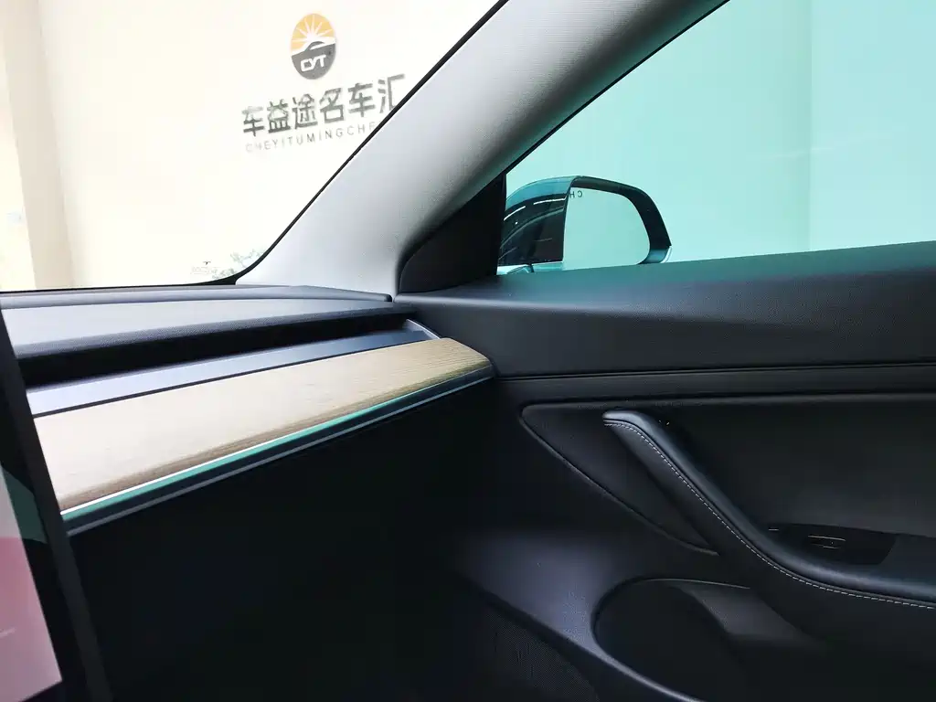 Tesla Model 3 — миниатюра 18