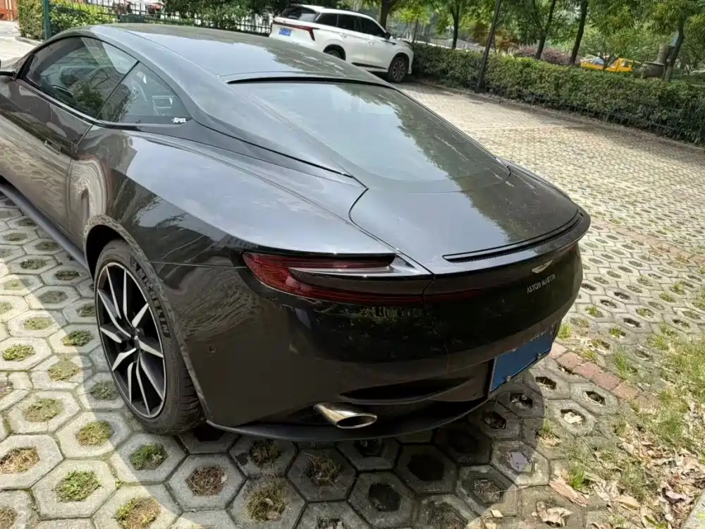 Aston Martin DB11 — миниатюра 7