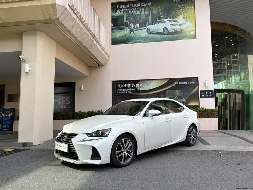 Lexus IS