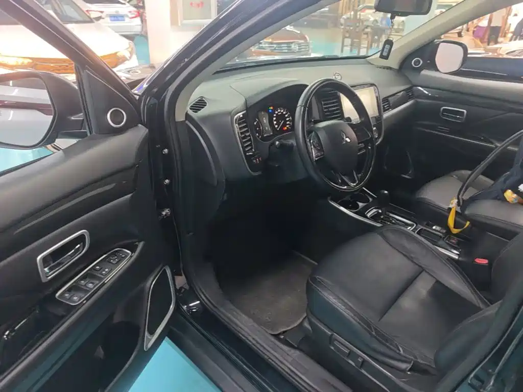 Mitsubishi Outlander — миниатюра 16