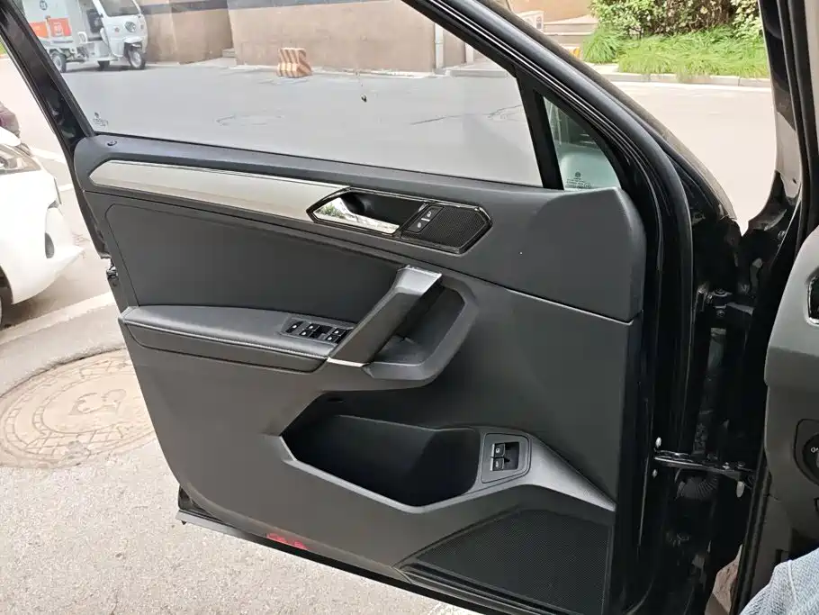 Volkswagen Tiguan L PHEV — миниатюра 7