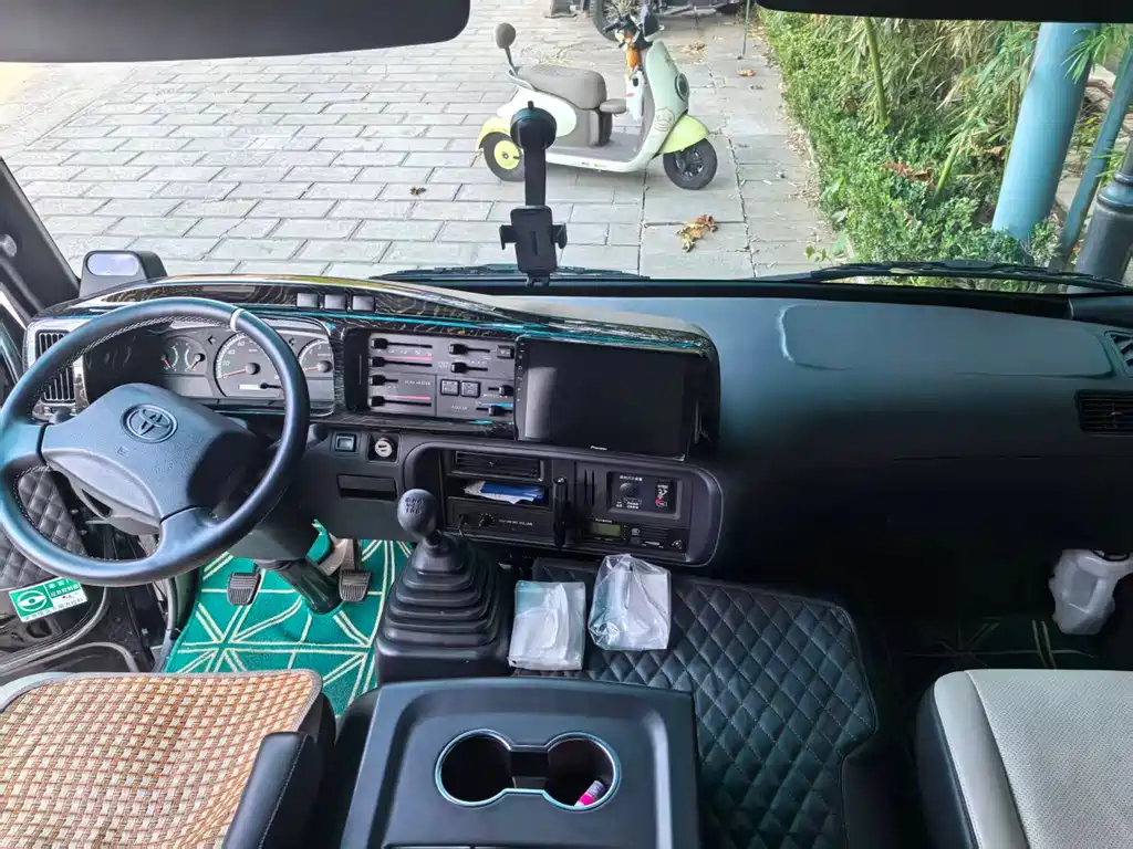 Toyota Coaster — миниатюра 3