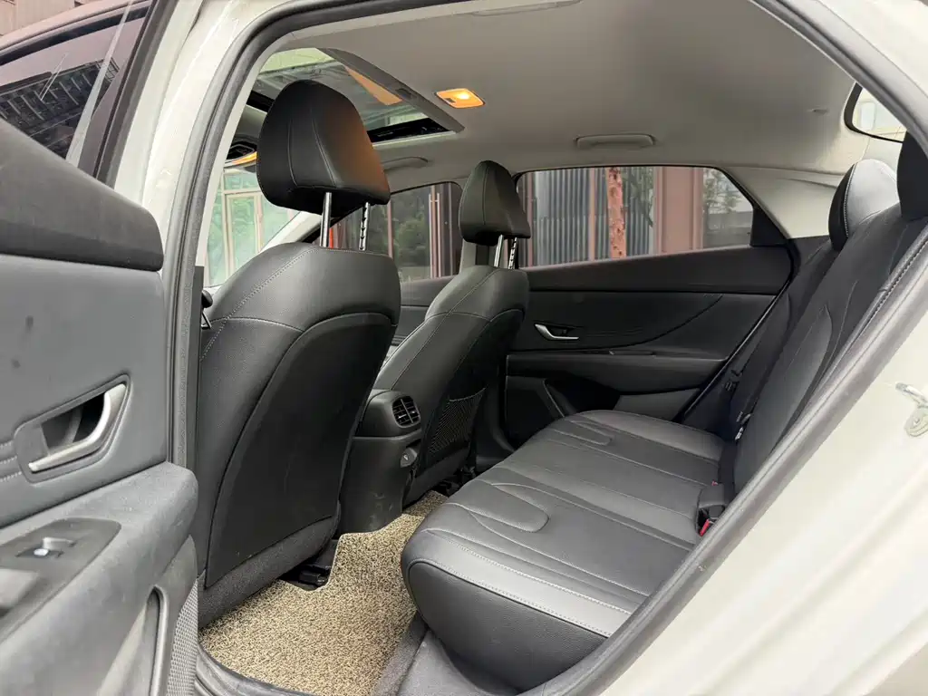 Hyundai Elantra — миниатюра 12