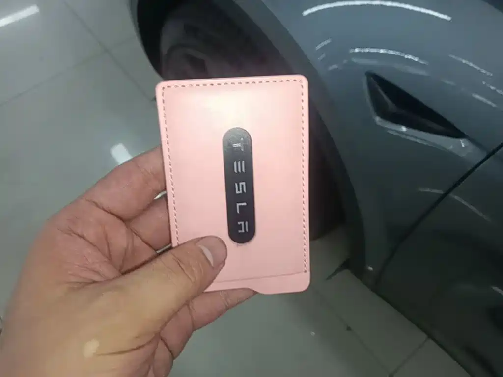 Tesla Model Y — миниатюра 9