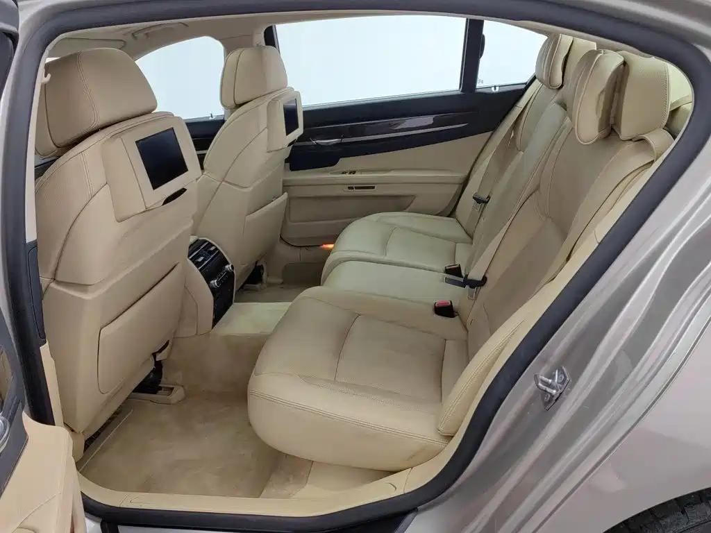 BMW 7 Series — миниатюра 15