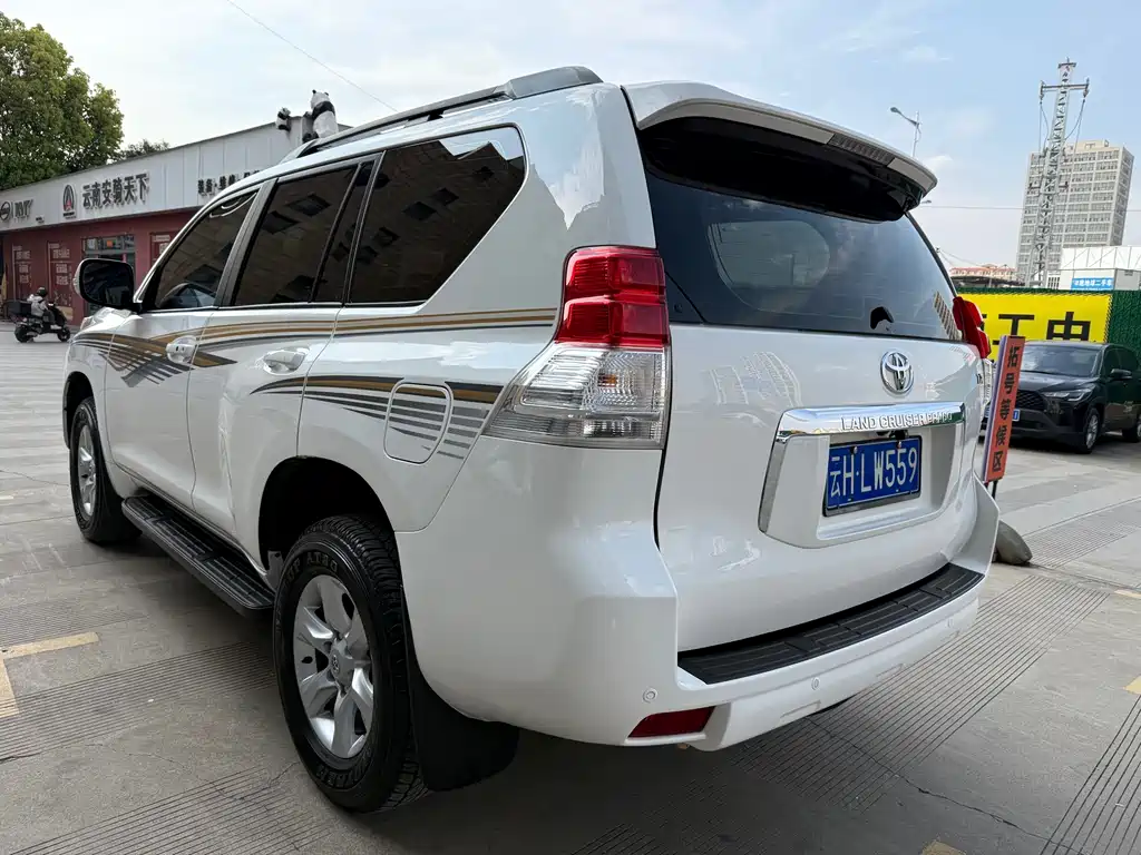 Toyota Land Cruiser Prado 2010 2.7L AT Standard