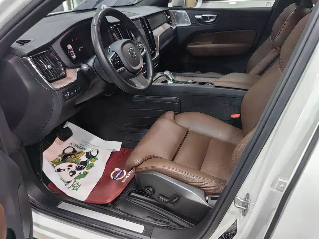 Volvo XC60 PHEV — миниатюра 5
