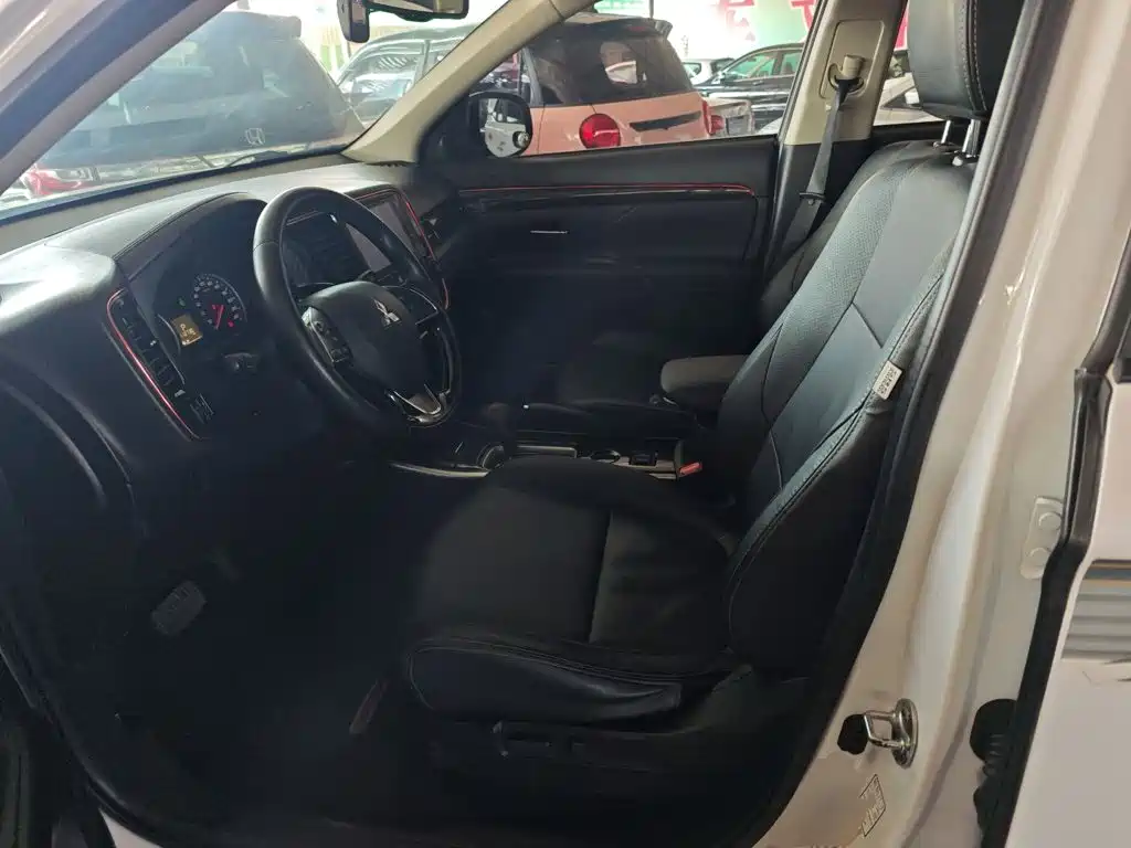Mitsubishi Outlander — миниатюра 15