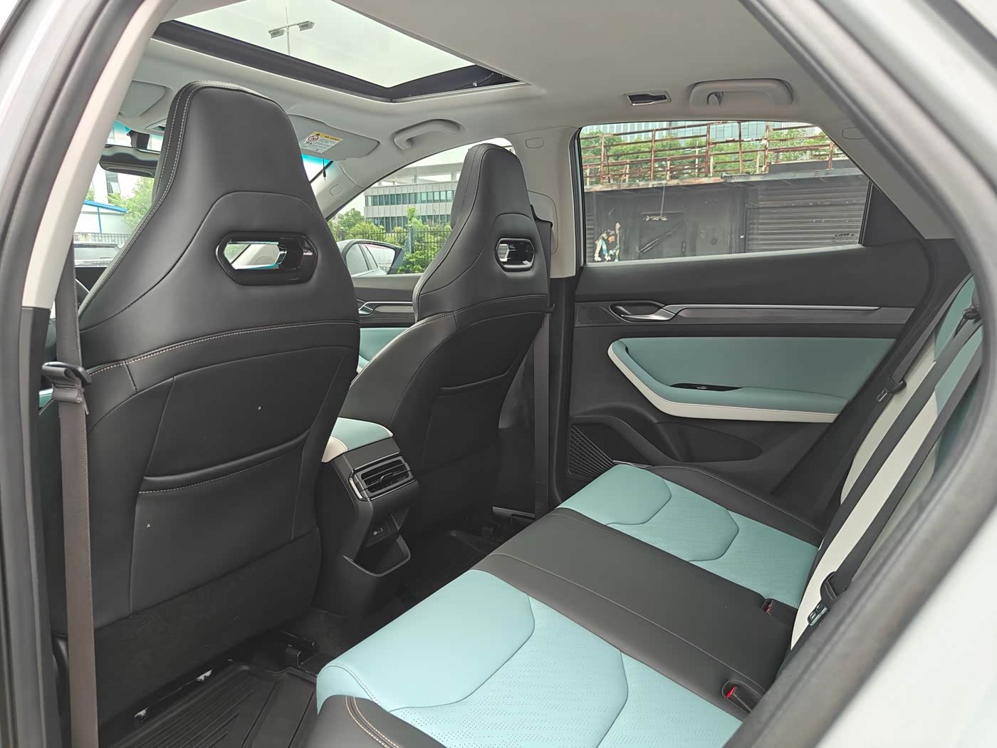 Geely Emgrand S 1.4 л 2022 г. Серебристо-серый, пробег 38000 км