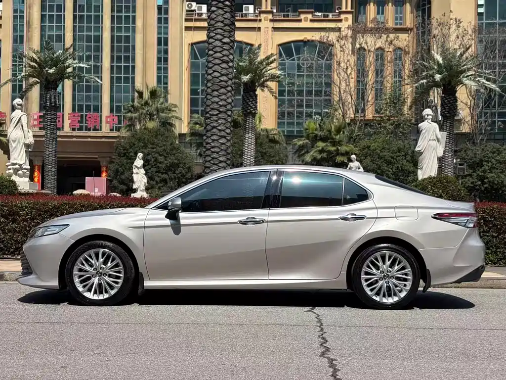 Toyota Camry — миниатюра 2