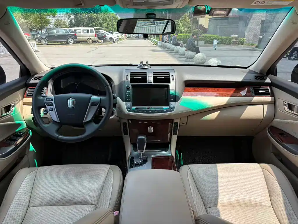 Toyota Crown — миниатюра 9