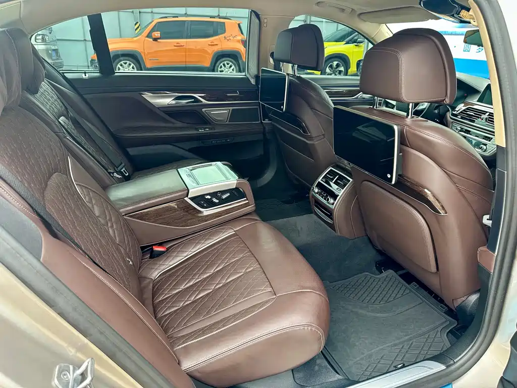 BMW 7 Series — миниатюра 11