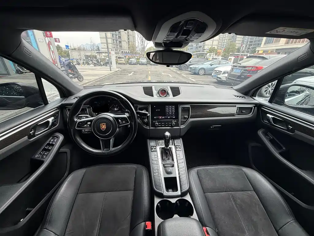 PORSCHE MACAN