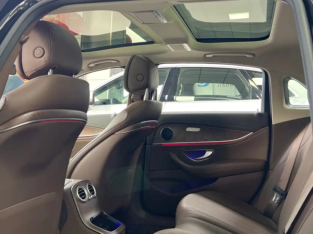 Mercedes-Benz E-Class — миниатюра 8