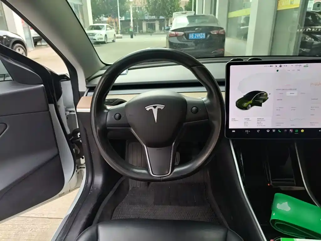 Tesla Model 3 — миниатюра 11