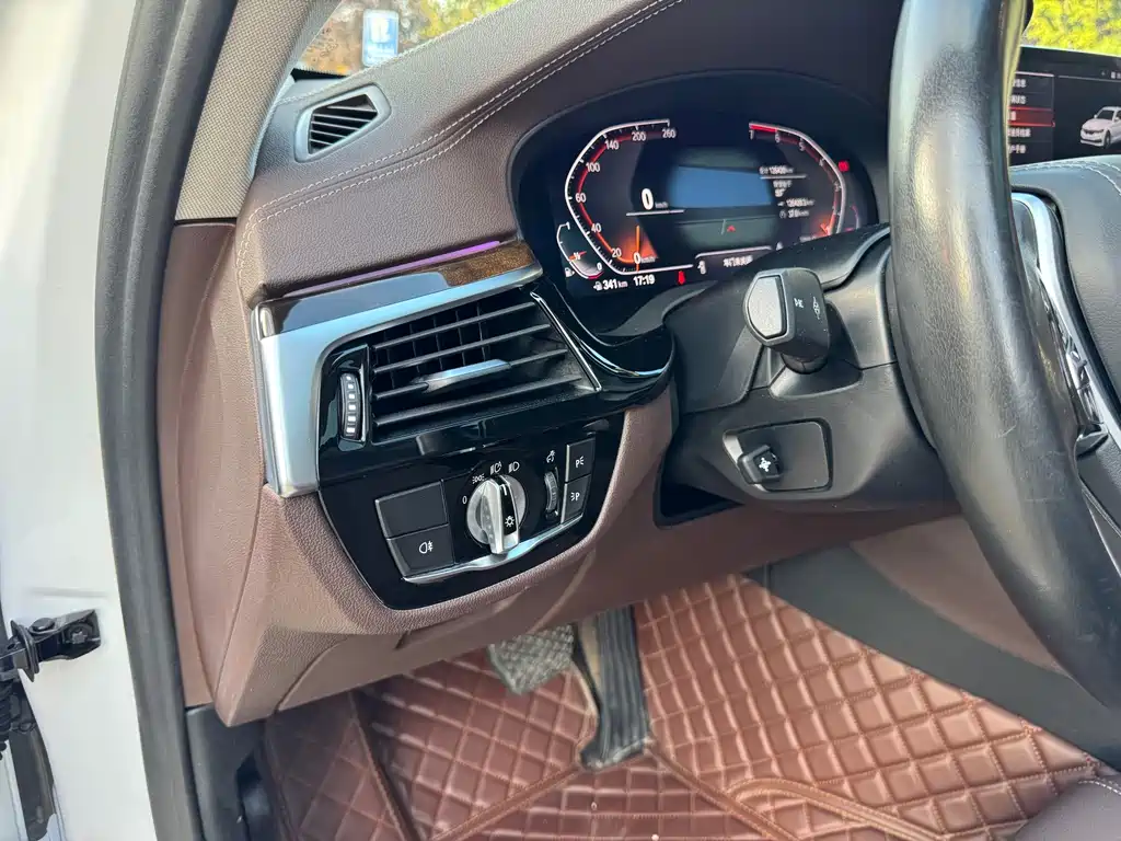BMW 5 Series — миниатюра 10