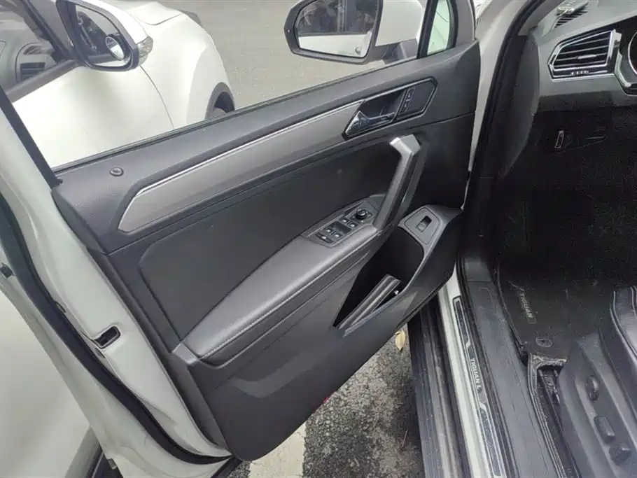Volkswagen Tiguan L L 2019 330TSI AT Luxury V