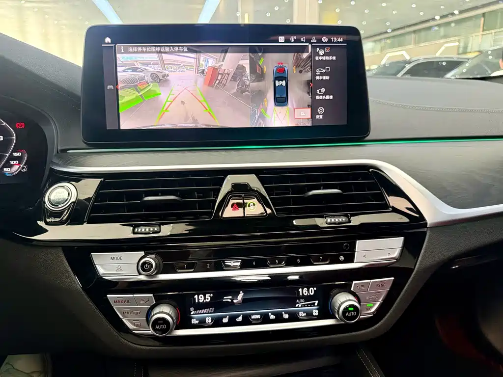 BMW 5 Series — миниатюра 11