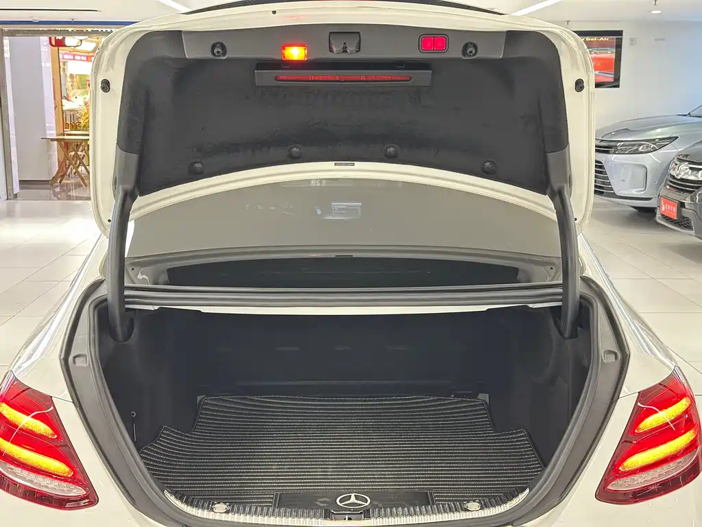 Mercedes-Benz E-Class — миниатюра 8