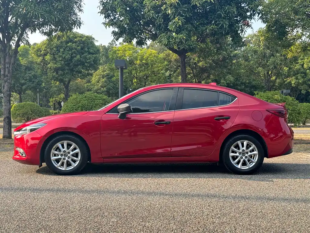 Mazda Mazda3 3 2017 1.5L AT Luxury V