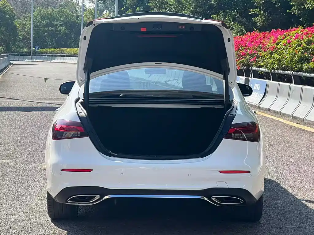 Mercedes-Benz E-Class — миниатюра 19