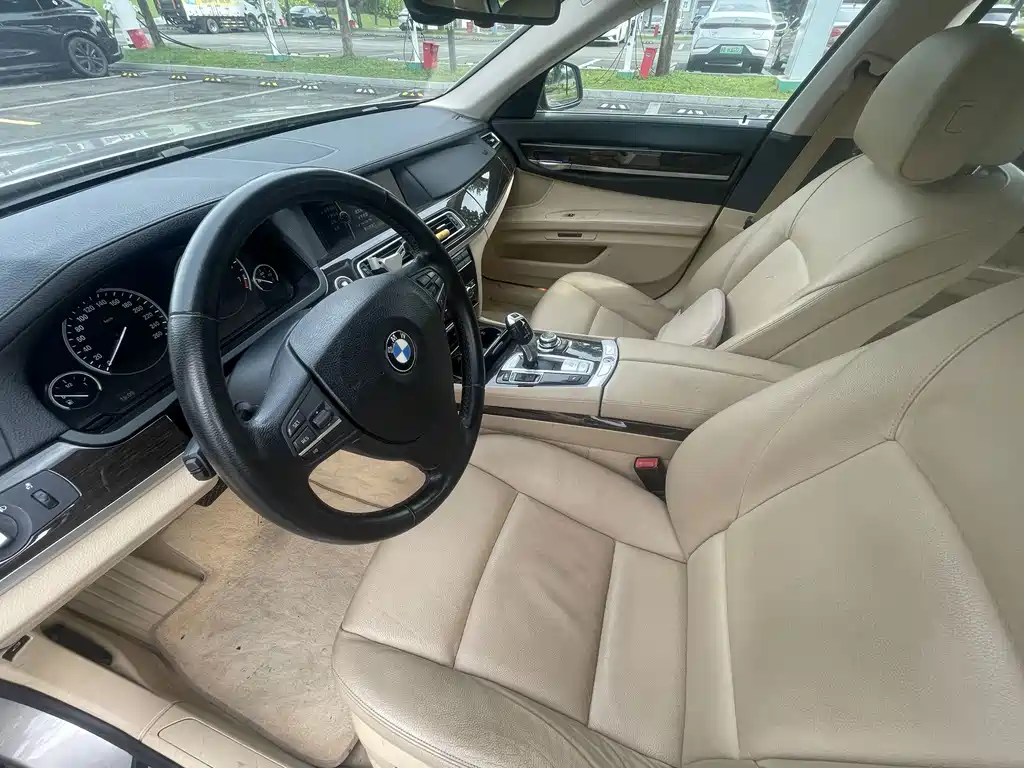 BMW 7 Series — миниатюра 9