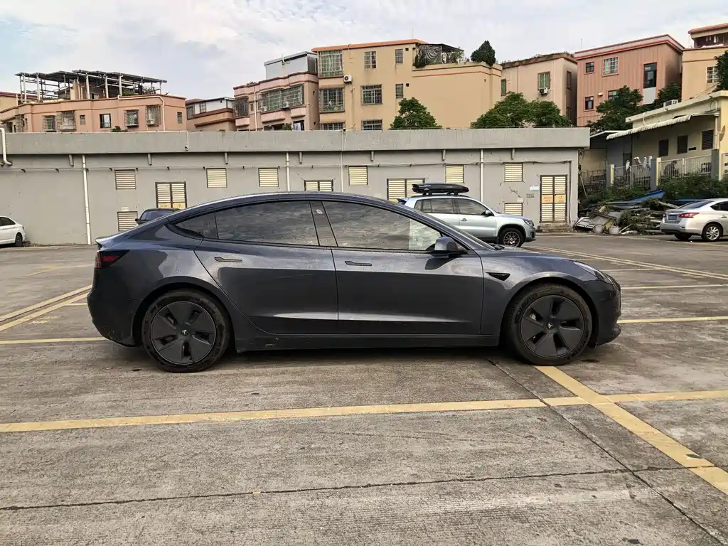Tesla Model 3 — миниатюра 7