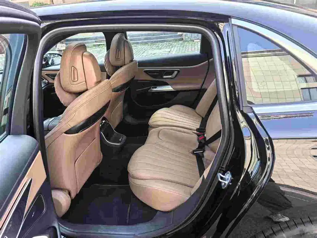 Mercedes-Benz E-Class — миниатюра 7