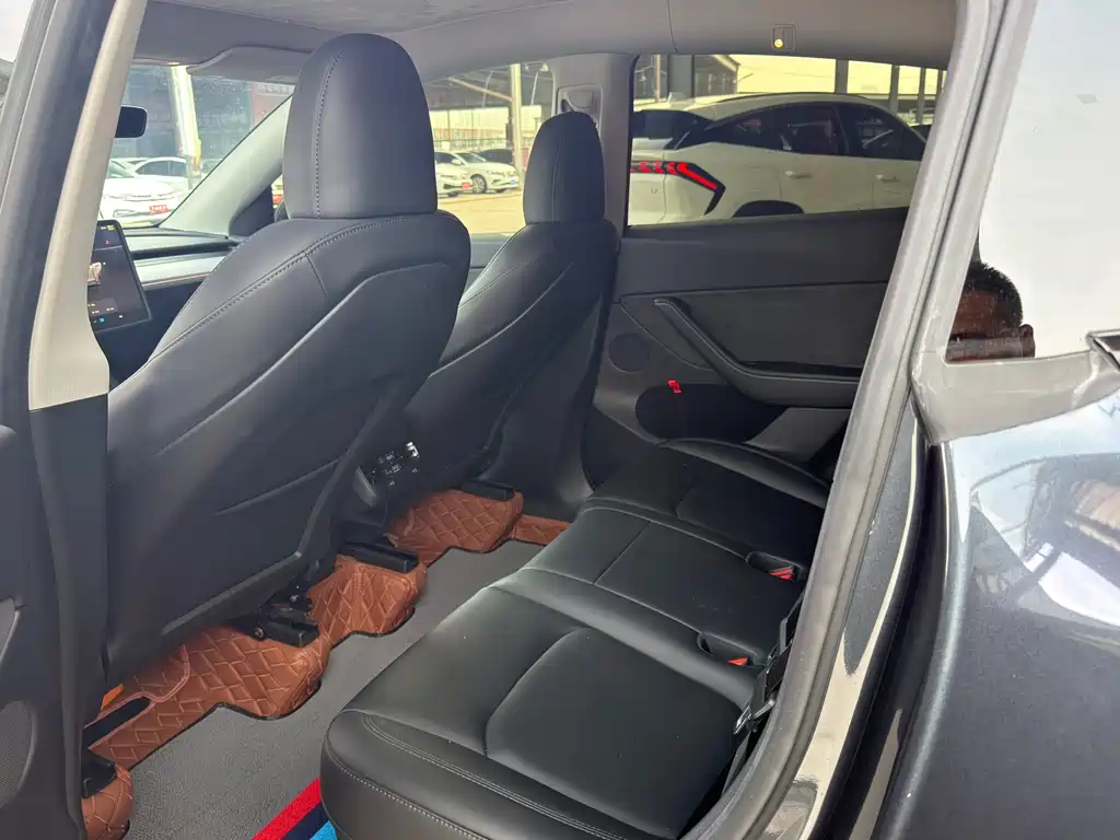 Tesla Model Y — миниатюра 5