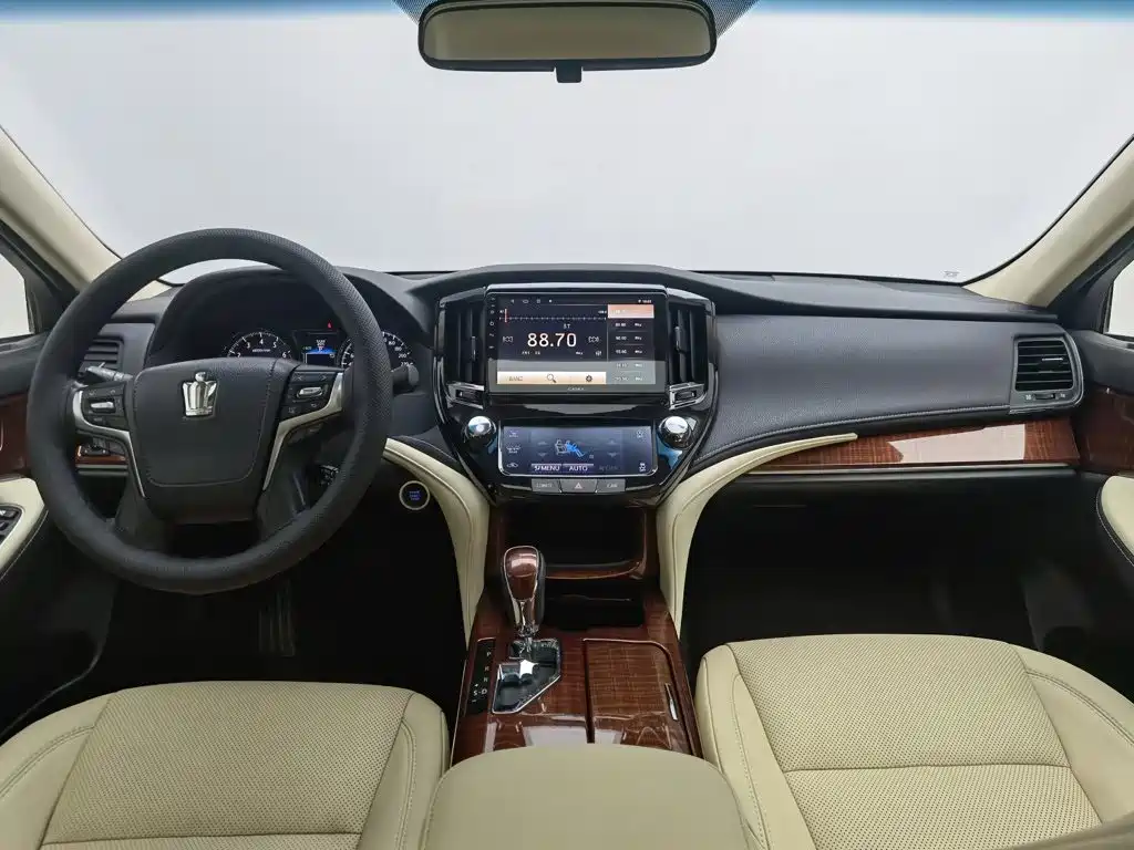 Toyota Crown — миниатюра 5