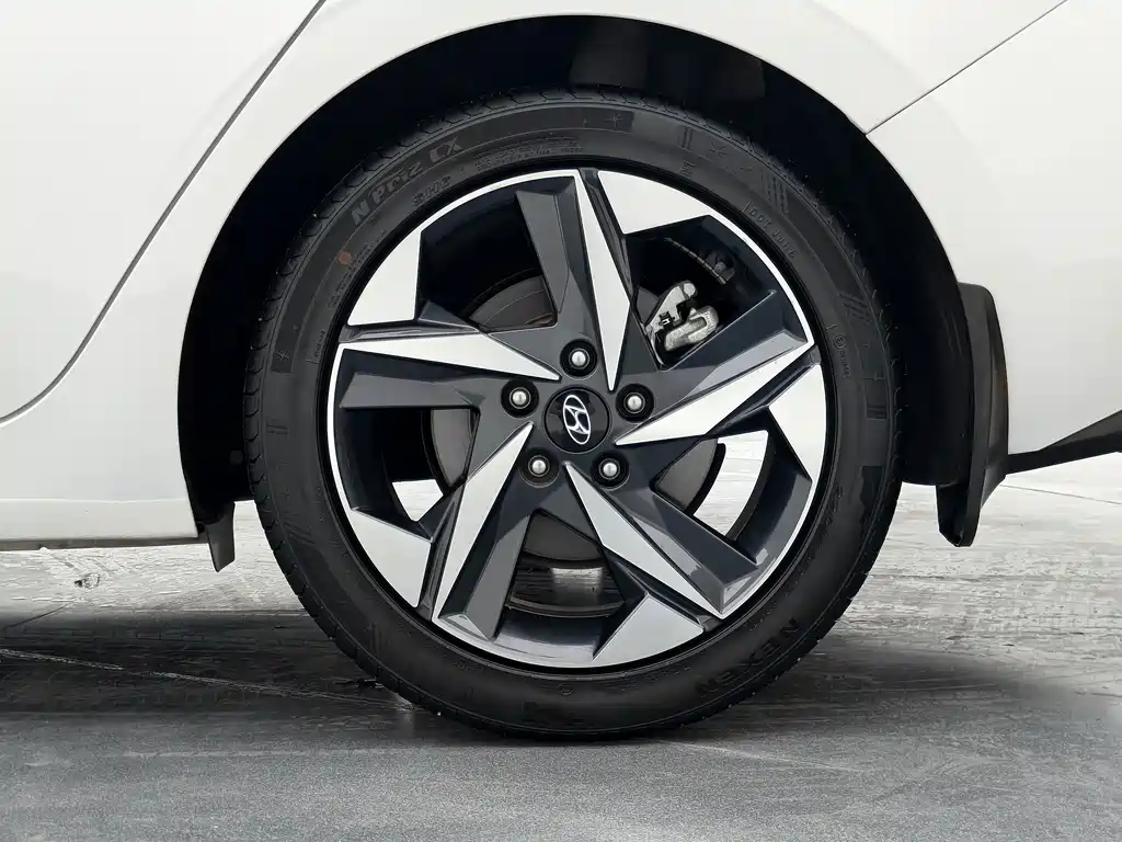 Hyundai Elantra — миниатюра 10