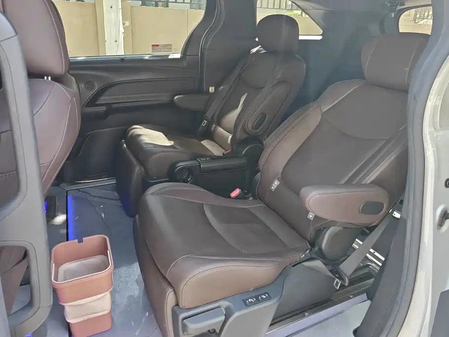 Toyota Sienna — миниатюра 11