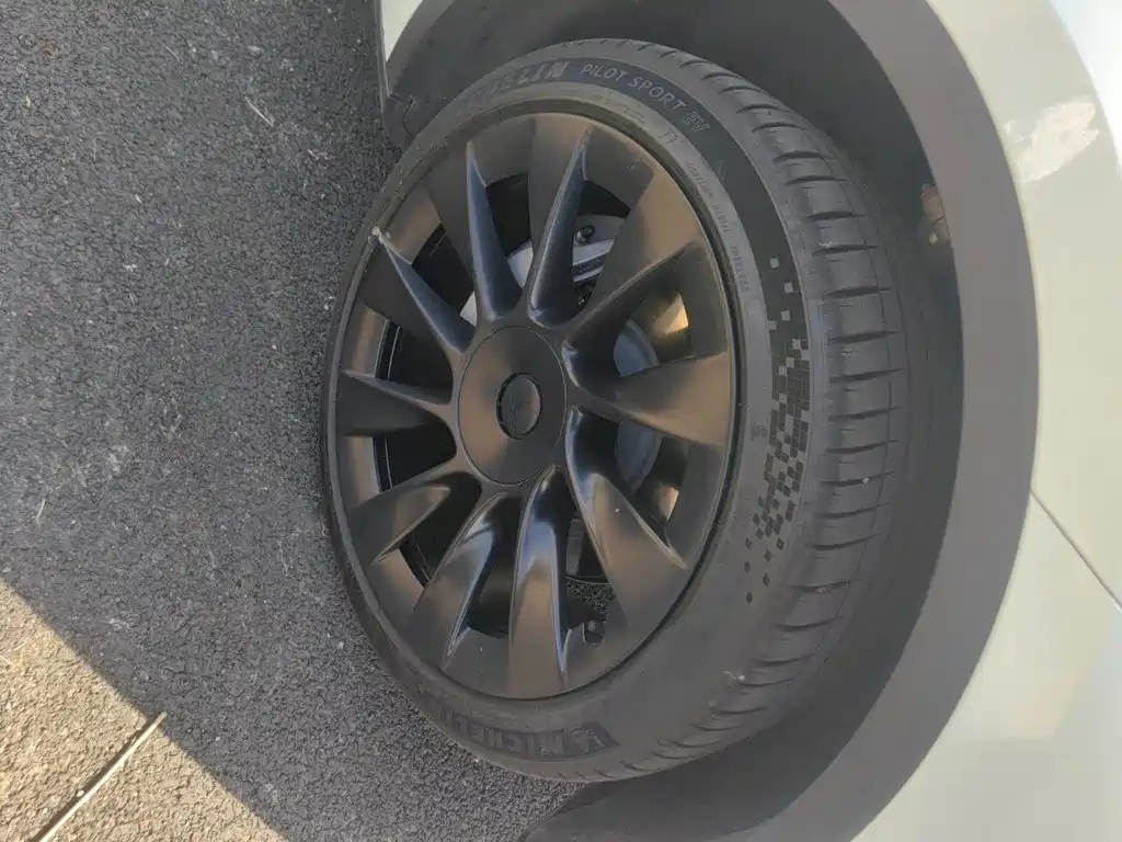 Tesla Model Y — миниатюра 25