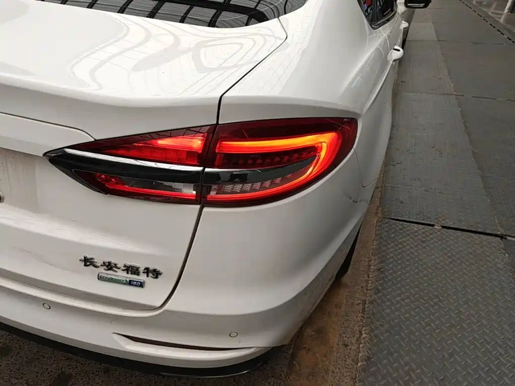 Ford Mondeo — миниатюра 8