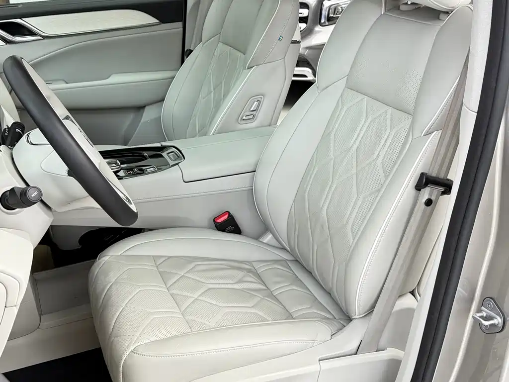 Volvo EM90 2025 Ultra мест