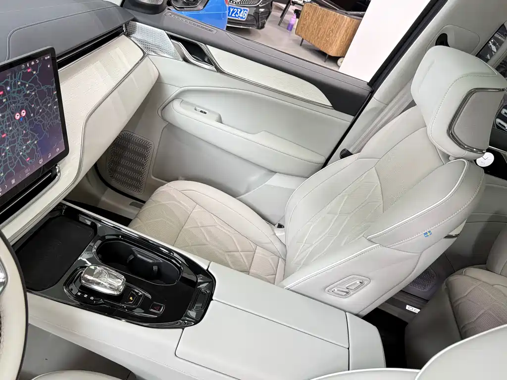 Volvo EM90 2025 Ultra мест