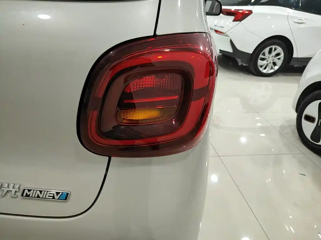 Wuling MINIEV — миниатюра 8